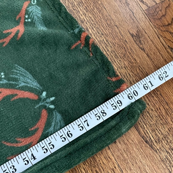 Holiday Throw Blankets Set of Two - Picture 4 of 6